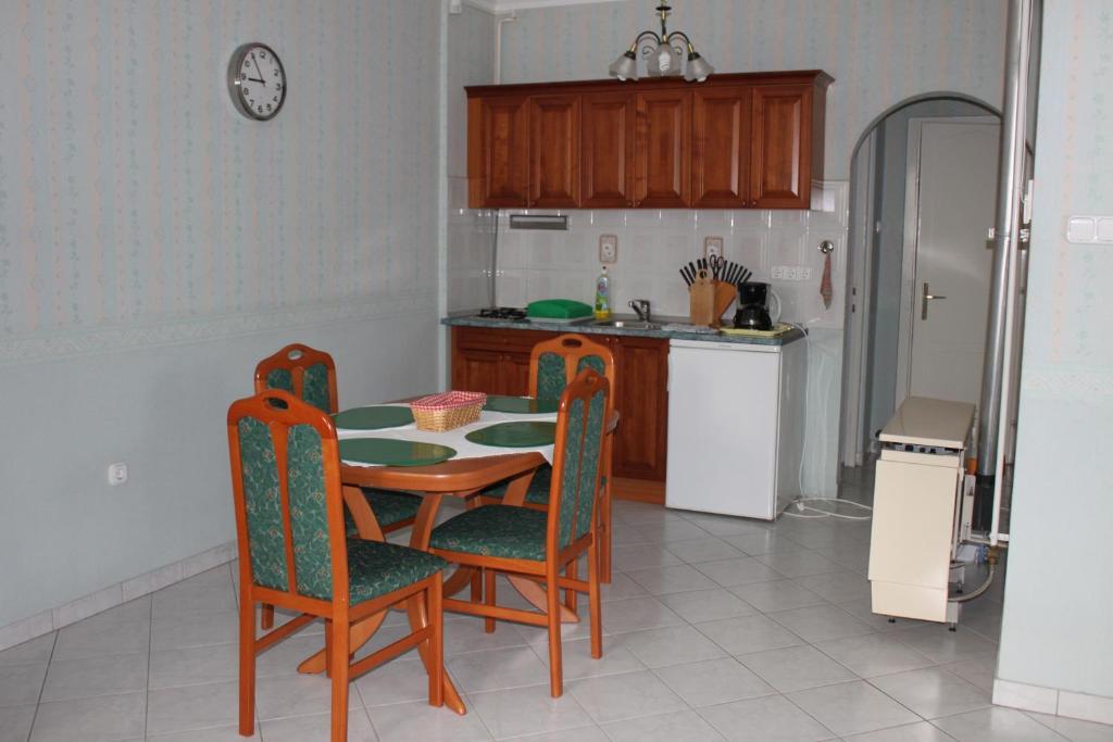 Orwa Apartmanok - Fenyofa Koez زلاكاروس الغرفة الصورة
