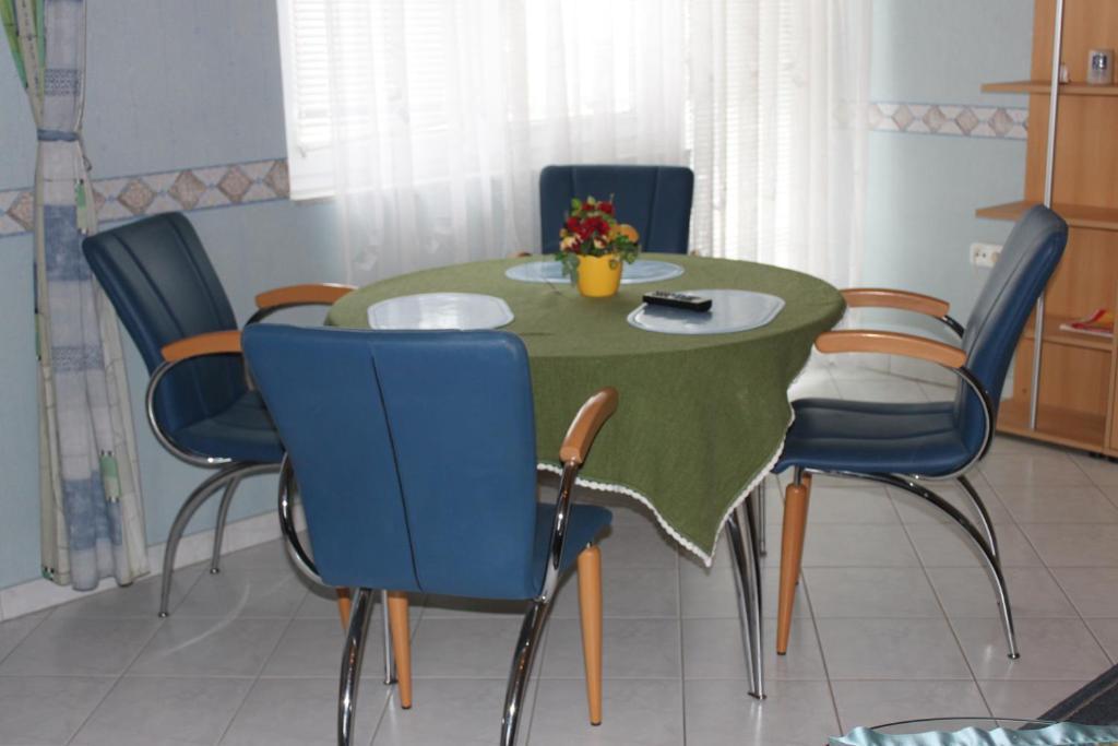 Orwa Apartmanok - Fenyofa Koez زلاكاروس الغرفة الصورة