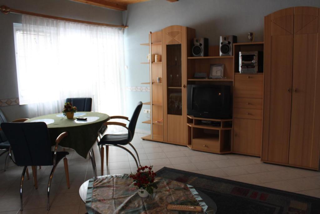 Orwa Apartmanok - Fenyofa Koez زلاكاروس الغرفة الصورة